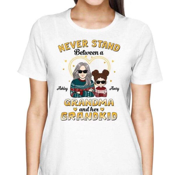 T-Shirt Never Stand Between Grandma And Grandkids Personalized Shirt